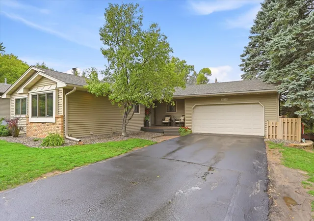 Photo 4 of Sale Pending at 2523 Oak Ct, Saint Paul, MN 55110 | MLS# 7147757 | Listing updated on 2026-10-05