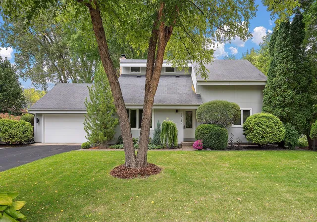 Photo 3 of Single family home for sale at 7303 Green Ridge Dr, Eden Prairie, MN 55346 | MLS# 7148025 | Listing updated on 2026-10-01