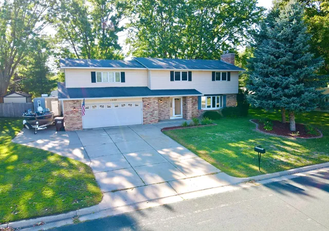Photo 1 of Single family home for sale at 1350 Hillside St, Hastings, MN 55033 | MLS# 7148035 | Listing updated on 2026-09-23