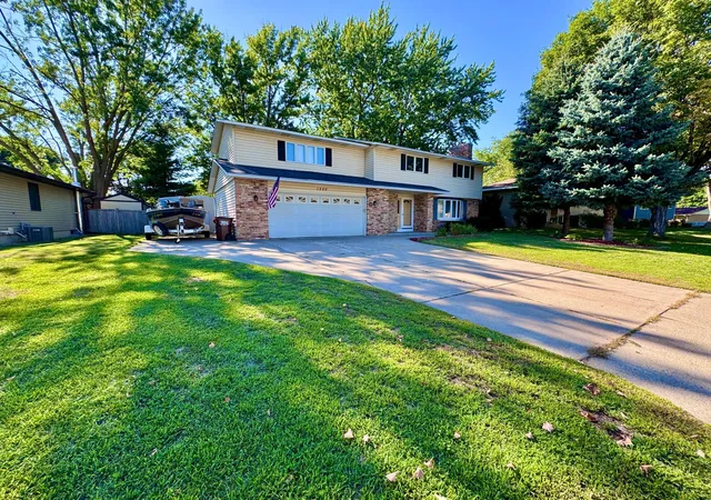 Photo 2 of Single family home for sale at 1350 Hillside St, Hastings, MN 55033 | MLS# 7148035 | Listing updated on 2026-09-23
