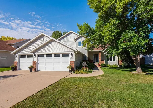Photo 3 of Sale Pending at 3101 37 1/2 Ave S, Fargo, ND 58104 | MLS# 7148140 | Listing updated on 2026-10-21