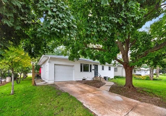 Photo 3 of Single family home for sale at 1438 2nd Avenue Sw, Rochester, MN 55902 | MLS# 7148328 | Listing updated on 2026-09-23