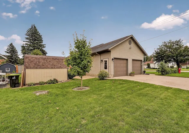 Photo 2 of Single family home for sale at 425 Park Ave, Zumbrota, MN 55992 | MLS# 7148330 | Listing updated on 2026-09-27