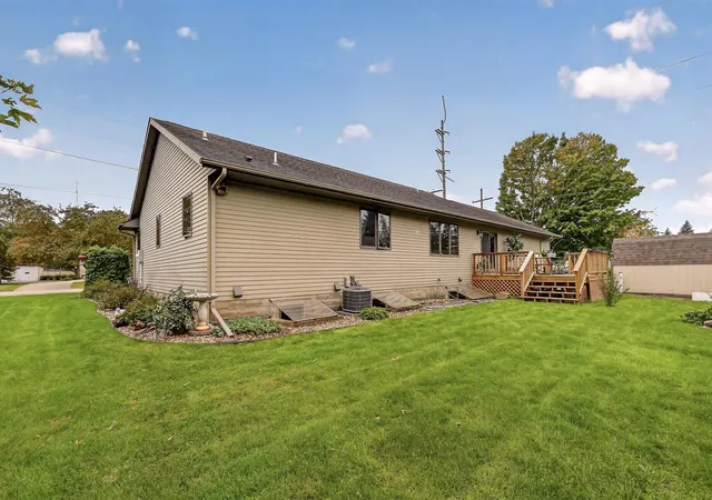 Photo 4 of Single family home for sale at 425 Park Ave, Zumbrota, MN 55992 | MLS# 7148330 | Listing updated on 2026-09-27