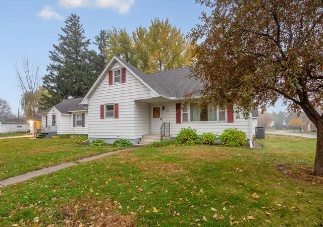 Photo 1 of Single family home for sale at 320 2nd Street Nw, New Richland, MN 56072 | MLS# 7148338 | Listing updated on 2026-10-29