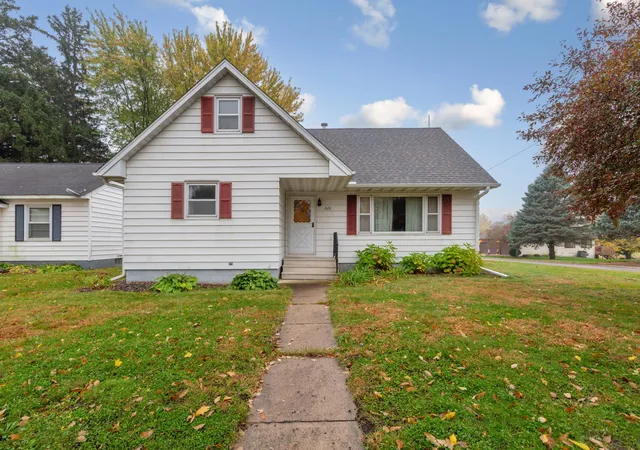 Photo 1 of Single family home for sale at 320 2nd Street NW, New Richland, MN 56072 | MLS# 7148338 | Listing updated on 2026-10-28