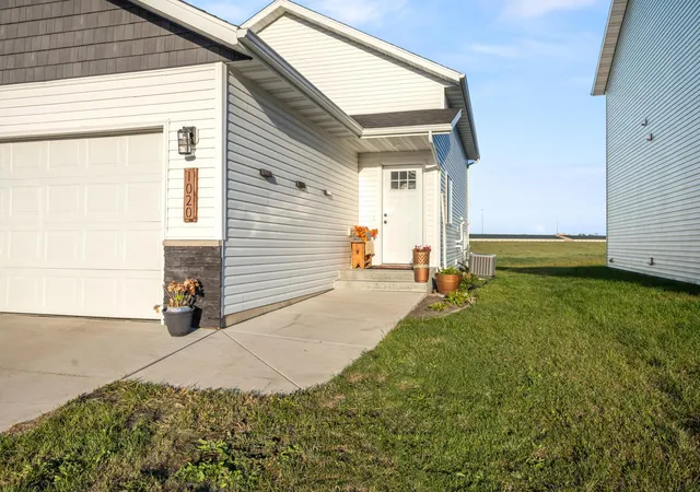 Photo 2 of Single family home for sale at 1020 Highland Ln W, West Fargo, ND 58078 | MLS# 7148379 | Listing updated on 2026-09-28