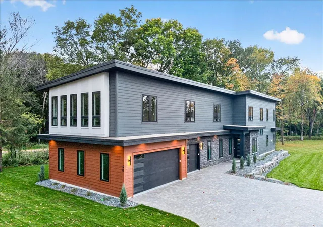 Photo 1 of Single family home for sale at 40 Lilah Ln, Excelsior, MN 55331 | MLS# 7148468 | Listing updated on 2026-10-14