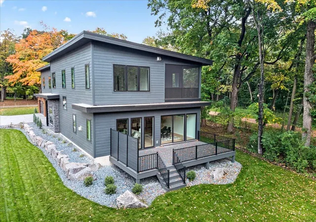 Photo 4 of Single family home for sale at 40 Lilah Ln, Excelsior, MN 55331 | MLS# 7148468 | Listing updated on 2026-10-07
