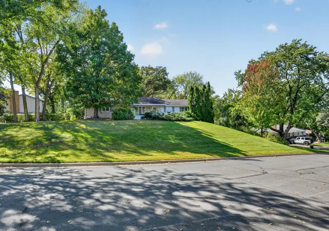 Photo 1 of Single family home for sale at 405 Unique Dr, Burnsville, MN 55337 | MLS# 7148485 | Listing updated on 2026-10-14