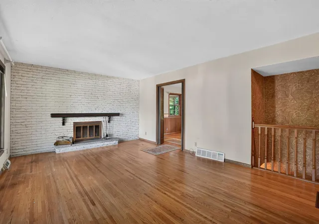 Photo 3 of Single family home for sale at 405 Unique Dr, Burnsville, MN 55337 | MLS# 7148485 | Listing updated on 2026-10-14