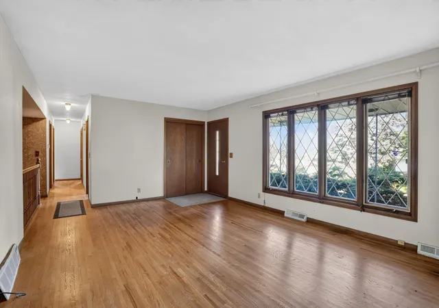 Photo 4 of Single family home for sale at 405 Unique Dr, Burnsville, MN 55337 | MLS# 7148485 | Listing updated on 2026-10-14