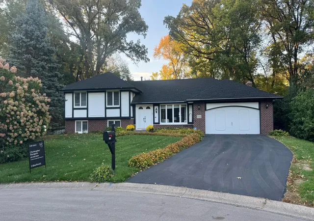Photo 3 of Single family home for sale at 14886 Tealwood Ct, Eden Prairie, MN 55347 | MLS# 7148495 | Listing updated on 2026-10-09