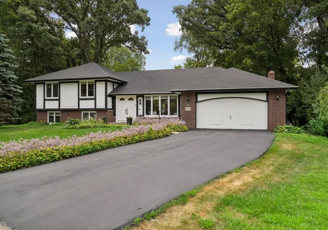 Photo 4 of Single family home for sale at 14886 Tealwood Ct, Eden Prairie, MN 55347 | MLS# 7148495 | Listing updated on 2026-10-09