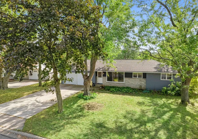 Photo 2 of Sale Pending at 319 Cannon View Dr, Red Wing, MN 55066 | MLS# 7148548 | Listing updated on 2026-10-11