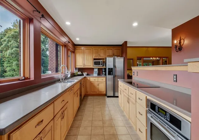Photo 3 of Single family home for sale at 455 E Woodridge Dr, Eau Claire, WI 54701 | MLS# 7148569 | Listing updated on 2026-10-05