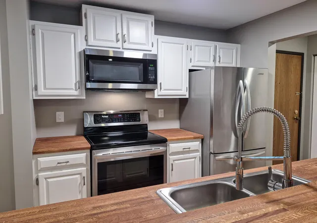 Photo 4 of Condo for sale at 4625 Minnetonka Blvd #205, Minneapolis, MN 55416 | MLS# 7148570 | Listing updated on 2026-09-23