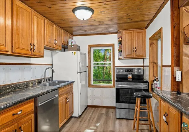 Photo 3 of Single family home for sale at 5466 Jean Duluth Rd, Duluth, MN 55803 | MLS# 7148589 | Listing updated on 2026-09-22