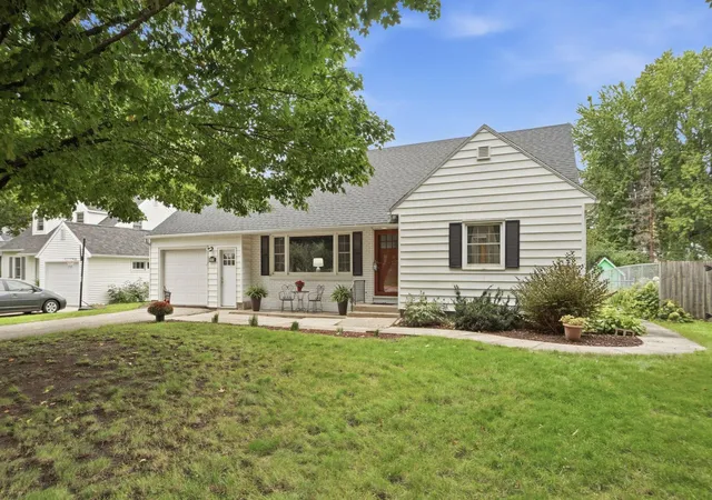 Photo 3 of Single family home for sale at 717 Memorial Pkwy Sw, Rochester, MN 55902 | MLS# 7148634 | Listing updated on 2026-09-29