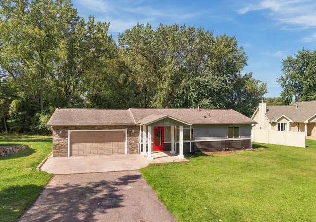 Photo 4 of Single family home for sale at 17155 Hershey Ct, Lakeville, MN 55044 | MLS# 7148697 | Listing updated on 2026-10-07