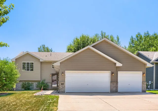 Photo 1 of Single family home for sale at 7944 Highland Dr, Circle Pines, MN 55014 | MLS# 7148703 | Listing updated on 2026-10-01