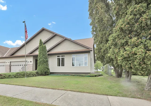 Photo 1 of Single family home for sale at 1020 S Oak St, Lake City, MN 55041 | MLS# 7148721 | Listing updated on 2026-10-06