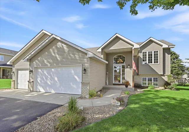 Photo 1 of Single family home for sale at 952 S Chestnut St, Belle Plaine, MN 56011 | MLS# 7148727 | Listing updated on 2026-10-07