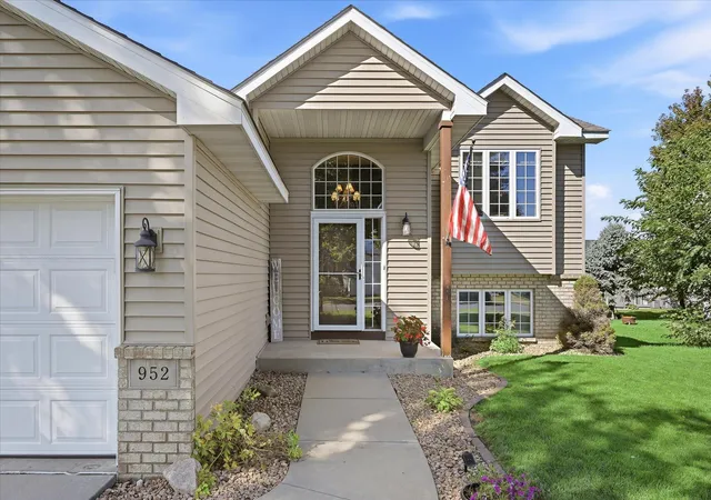 Photo 2 of Single family home for sale at 952 S Chestnut St, Belle Plaine, MN 56011 | MLS# 7148727 | Listing updated on 2026-10-07