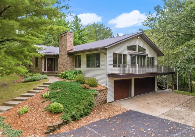 Photo 2 of Single family home for sale at 101 Park Ln, Kenyon, MN 55946 | MLS# 7148753 | Listing updated on 2026-10-08