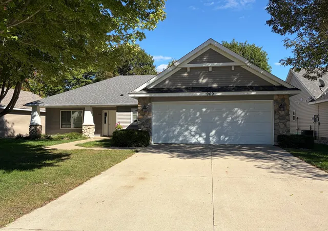 Photo 1 of Single family home for sale at 909 17th Street Se, Willmar, MN 56201 | MLS# 7148779 | Listing updated on 2026-10-09