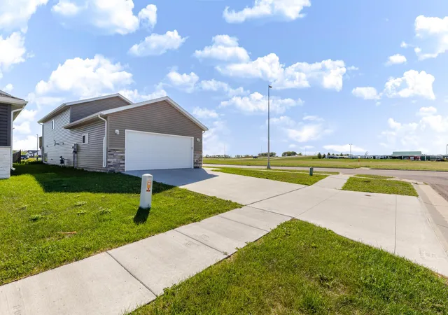 Photo 3 of Single family home for sale at 3299 Maple Leaf Loop S, Fargo, ND 58104 | MLS# 7148844 | Listing updated on 2026-10-06