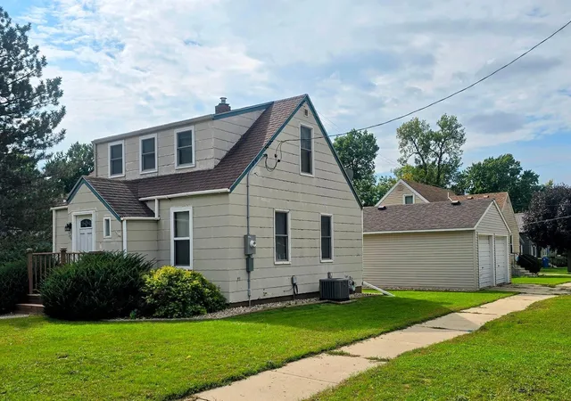 Photo 1 of Single family home for sale at 504 6th Avenue SW, Pipestone, MN 56164 | MLS# 7148845 | Listing updated on 2026-10-15