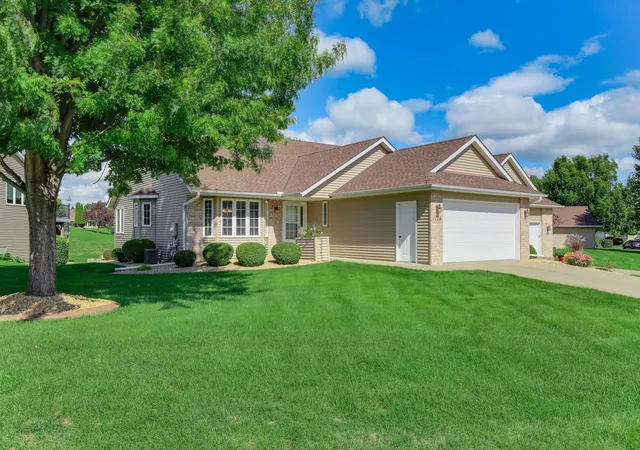 Photo 2 of Townhouse for sale at 1724 Carleton Dr, Hastings, MN 55033 | MLS# 7148851 | Listing updated on 2026-10-06