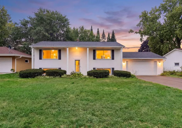 Photo 1 of Single family home for sale at 1616 Sandhurst Ave E, Saint Paul, MN 55109 | MLS# 7148870 | Listing updated on 2026-09-29