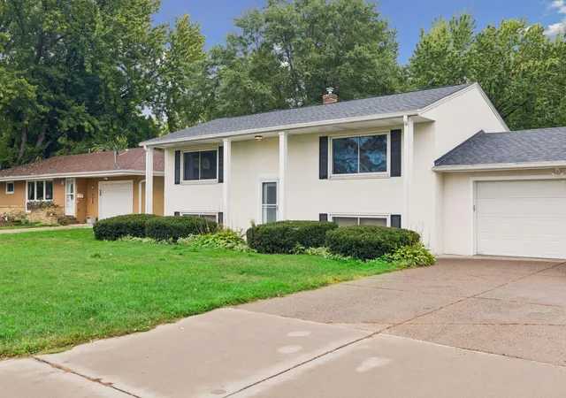 Photo 3 of Single family home for sale at 1616 Sandhurst Ave E, Saint Paul, MN 55109 | MLS# 7148870 | Listing updated on 2026-09-29