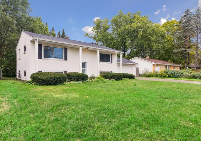 Photo 3 of Single family home for sale at 1616 Sandhurst Ave E, Saint Paul, MN 55109 | MLS# 7148870 | Listing updated on 2026-09-29