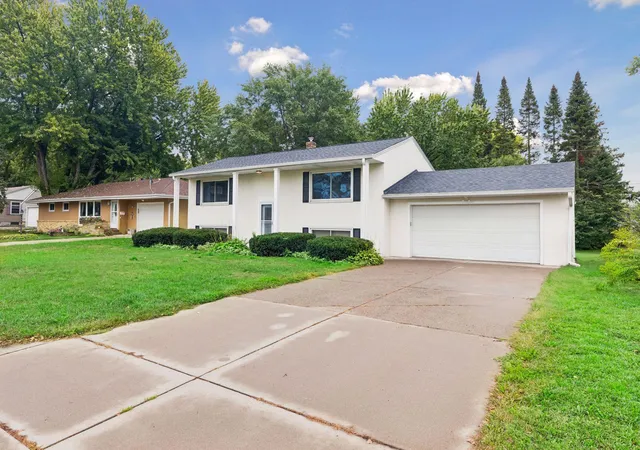 Photo 4 of Single family home for sale at 1616 Sandhurst Ave E, Saint Paul, MN 55109 | MLS# 7148870 | Listing updated on 2026-09-29