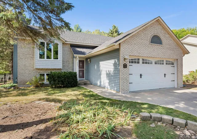 Photo 2 of Single family home for sale at 2824 Mckinley Dr, Saint Paul, MN 55125 | MLS# 7148920 | Listing updated on 2026-10-07