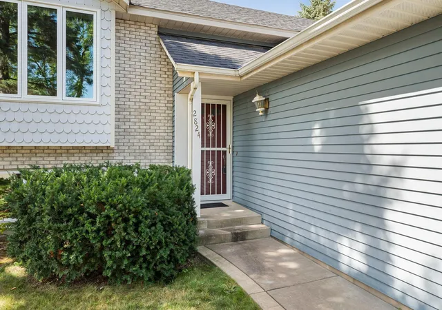 Photo 3 of Single family home for sale at 2824 Mckinley Dr, Saint Paul, MN 55125 | MLS# 7148920 | Listing updated on 2026-10-07