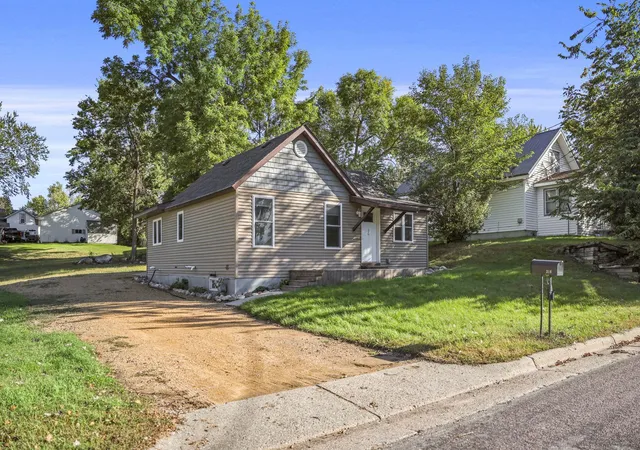 Photo 3 of Single family home for sale at 316 Paquin St W, Waterville, MN 56096 | MLS# 7148949 | Listing updated on 2026-10-16