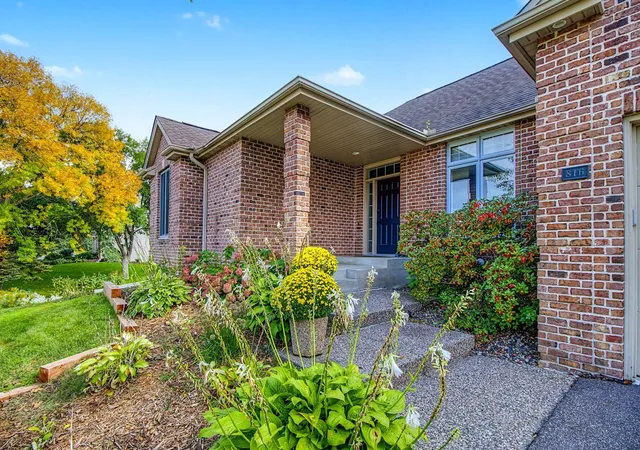 Photo 2 of Single family home for sale at 818 Park Pl Dr, Saint Paul, MN 55118 | MLS# 7148962 | Listing updated on 2026-10-02