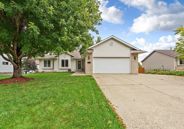 Photo 1 of Single family home for sale at 812 Lancer Dr Ne, Owatonna, MN 55060 | MLS# 7148994 | Listing updated on 2026-10-01