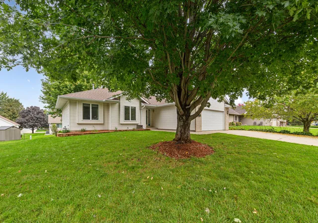 Photo 2 of Single family home for sale at 812 Lancer Dr Ne, Owatonna, MN 55060 | MLS# 7148994 | Listing updated on 2026-10-01