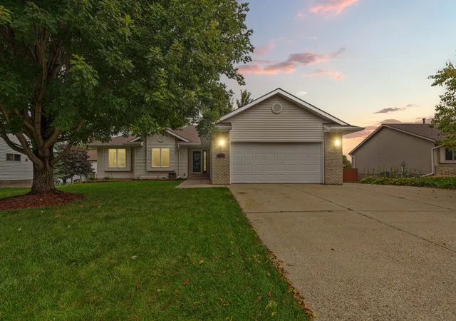 Photo 3 of Single family home for sale at 812 Lancer Dr Ne, Owatonna, MN 55060 | MLS# 7148994 | Listing updated on 2026-10-01