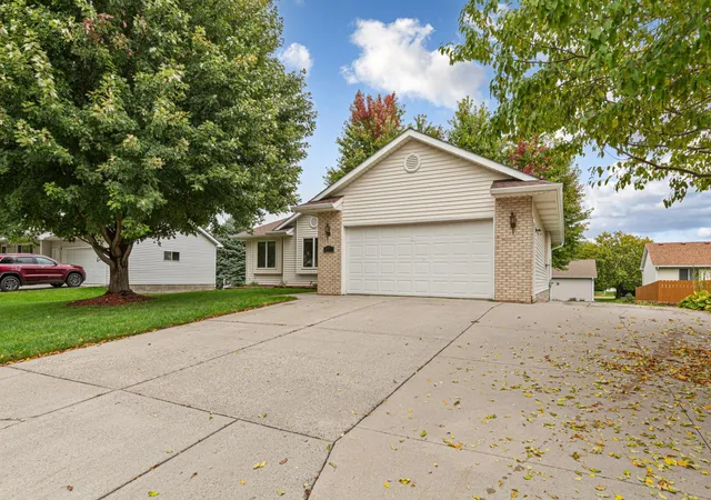 Photo 3 of Single family home for sale at 812 Lancer Dr NE, Owatonna, MN 55060 | MLS# 7148994 | Listing updated on 2026-10-01