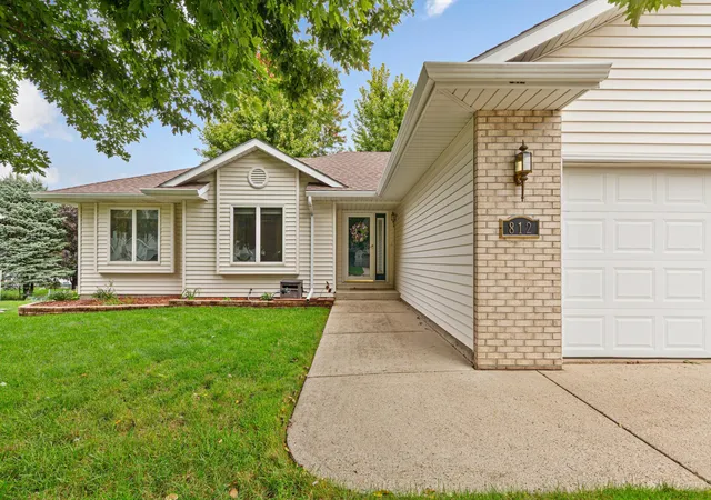 Photo 4 of Single family home for sale at 812 Lancer Dr NE, Owatonna, MN 55060 | MLS# 7148994 | Listing updated on 2026-10-01