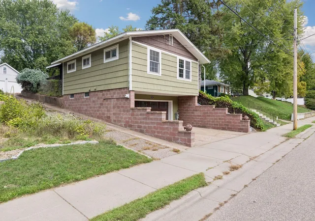 Photo 2 of Single family home for sale at 622 Laurel St W, Stillwater, MN 55082 | MLS# 7149078 | Listing updated on 2026-10-09