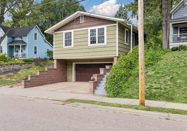 Photo 3 of Single family home for sale at 622 Laurel St W, Stillwater, MN 55082 | MLS# 7149078 | Listing updated on 2026-10-09