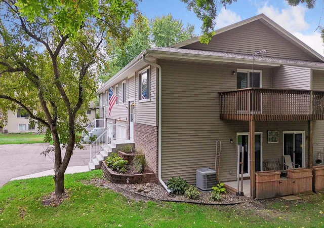 Photo 2 of Single family home for sale at 533 Ravoux Rd, Chaska, MN 55318 | MLS# 7149091 | Listing updated on 2026-10-02