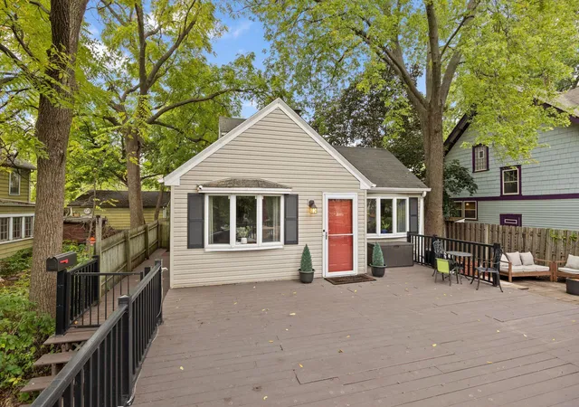 Photo 1 of Single family home for sale at 992 Mclean Ave, Saint Paul, MN 55106 | MLS# 7149150 | Listing updated on 2026-10-01